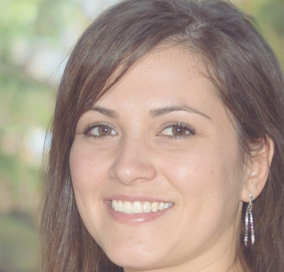 Consultora financeira Mariana Caldas em reunião de trabalho